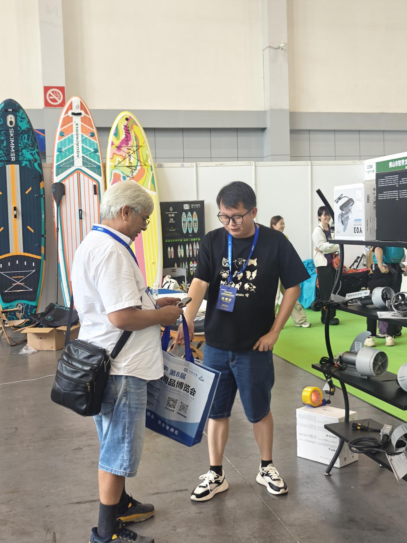 Visitors discuss the Y02D with IFUNGOO representatives